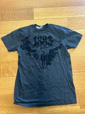 Unisex 1883 T-Shirt - Dark Heather Gray Skull Print small